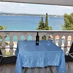 Beachfront - Vali Apartment Tkon
