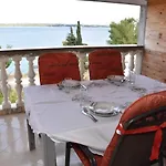 Beachfront - Vali Apartment