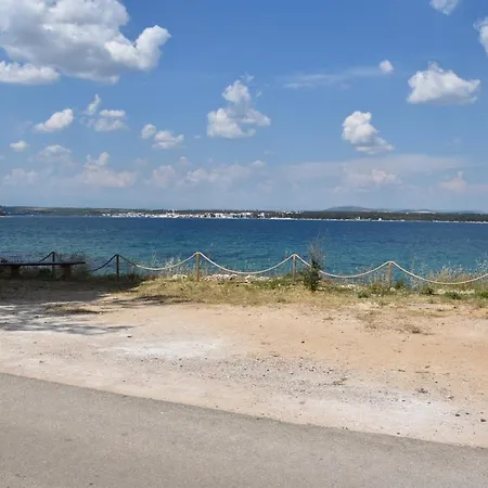Beachfront - Vali Appartement *