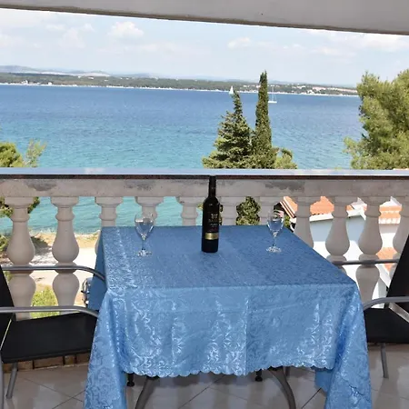 Beachfront - Vali Apartment Tkon