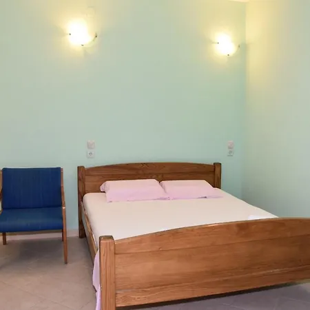 Beachfront - Vali Apartment Tkon