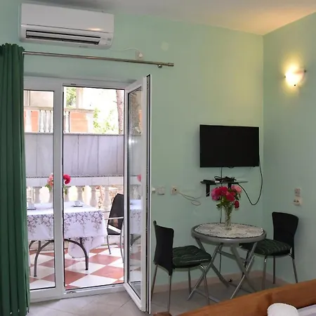 Beachfront - Vali Apartment *